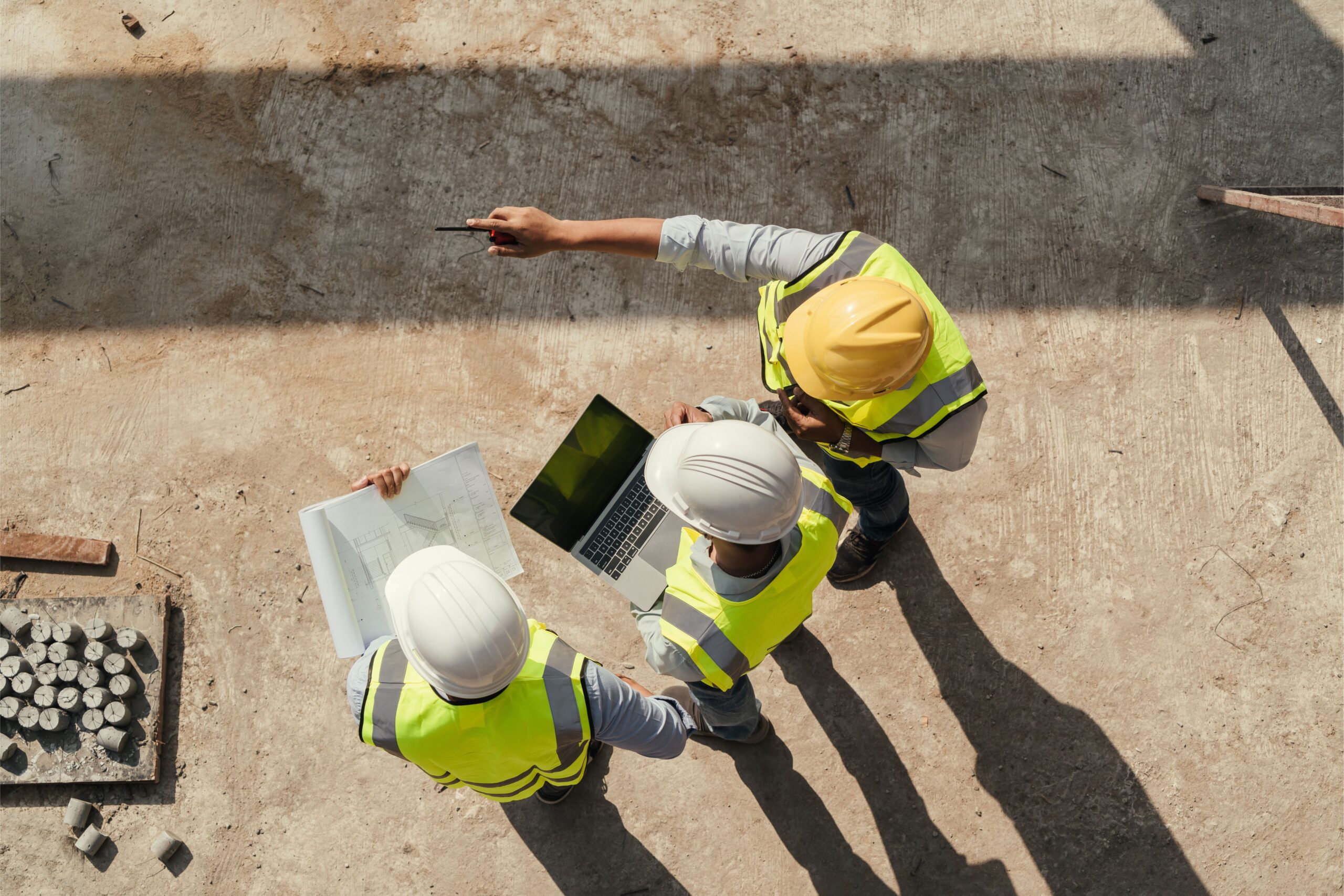 Hommes sur chantier - ordinateur à la main