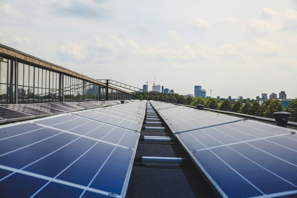 Installer des panneaux solaires pour les entreprises : guide pratique pour décisionnaires